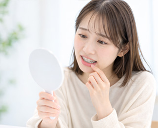 歯のガタつきに悩む女性