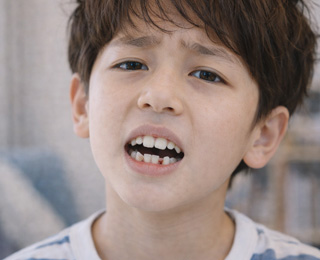 前歯の生え変わりが始まったお子さま
