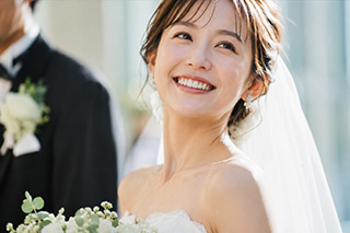 ウェディングドレスの女性